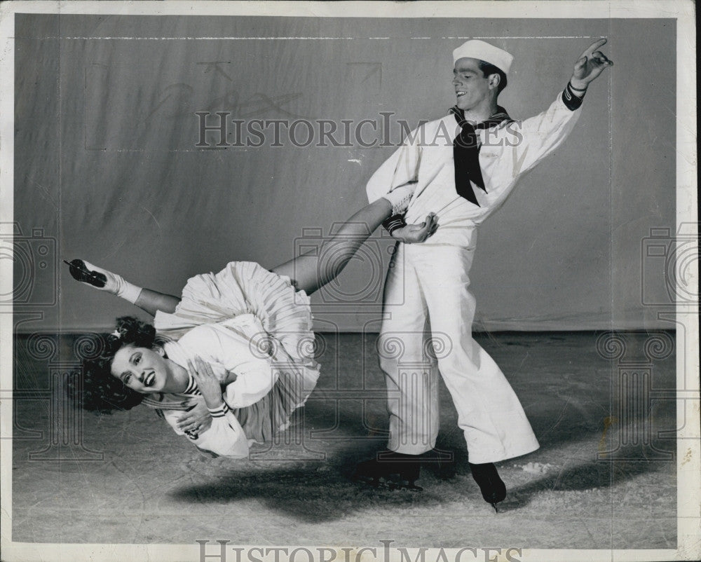 1947 Press Photo Ronny &amp; Boots Roberts &quot;Everthing  On We&quot; - Historic Images