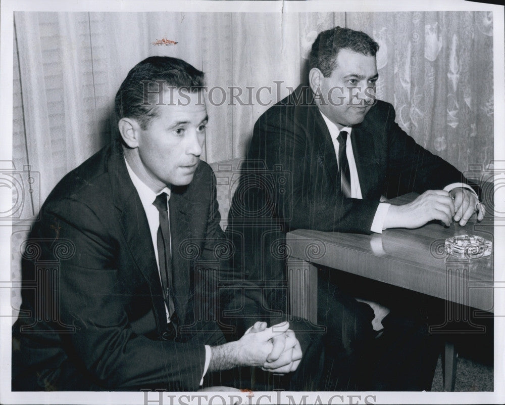1959 Press Photo Richard Mcguire Basketball Coach & Nick Kerbauvey - Historic Images