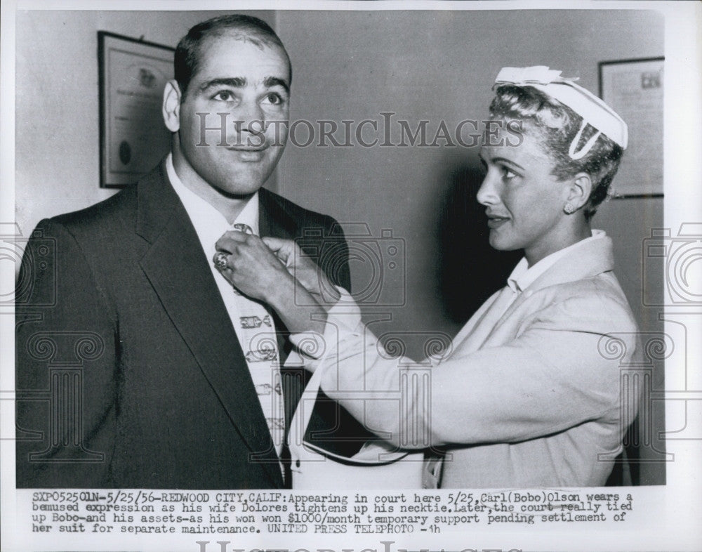 1956 Press Photo Boxer Carl Bobo Olson Wife Dolores Suit Tie Court Support - Historic Images