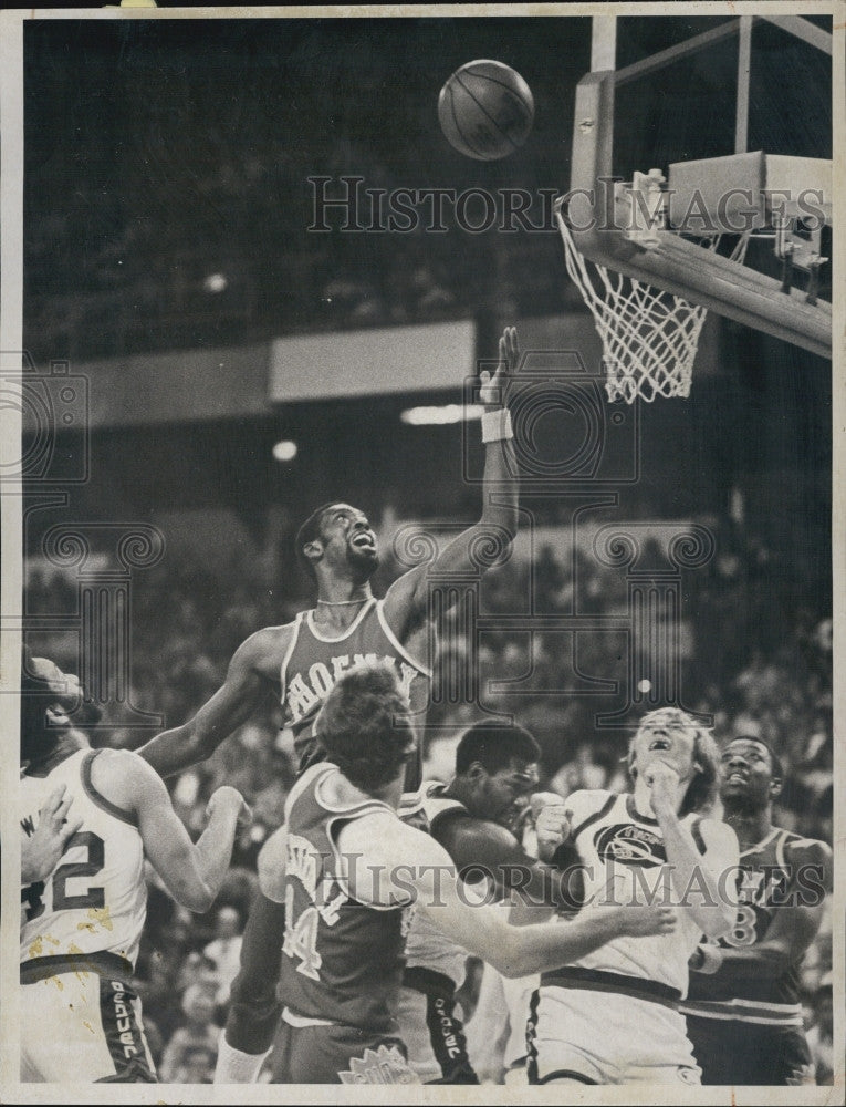 1976 Press Photo Ricky Sabers of Phoenix Suns drives for a layup. - Historic Images