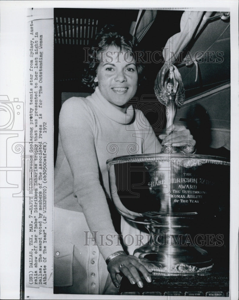 1972 Press Photo Evonne Goolangong Shows Off Her Didrikson Zaharias Trophy - Historic Images