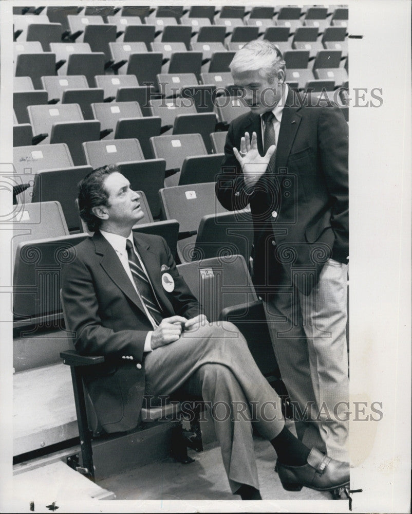 1982 Press Photo Sportscaster Al McGuire and Bull's coach Lee Rose discuss sport - Historic Images
