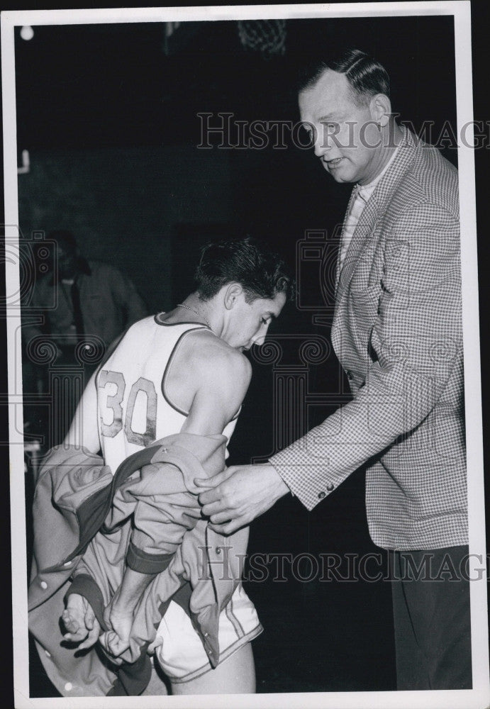 1956 Press Photo Ace Gruenig at basketball - Historic Images