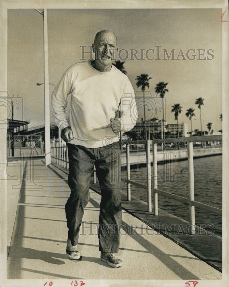 1966 Press Photo George Dickson Former English Professor Runs 3 to 10 Miles a Da - Historic Images