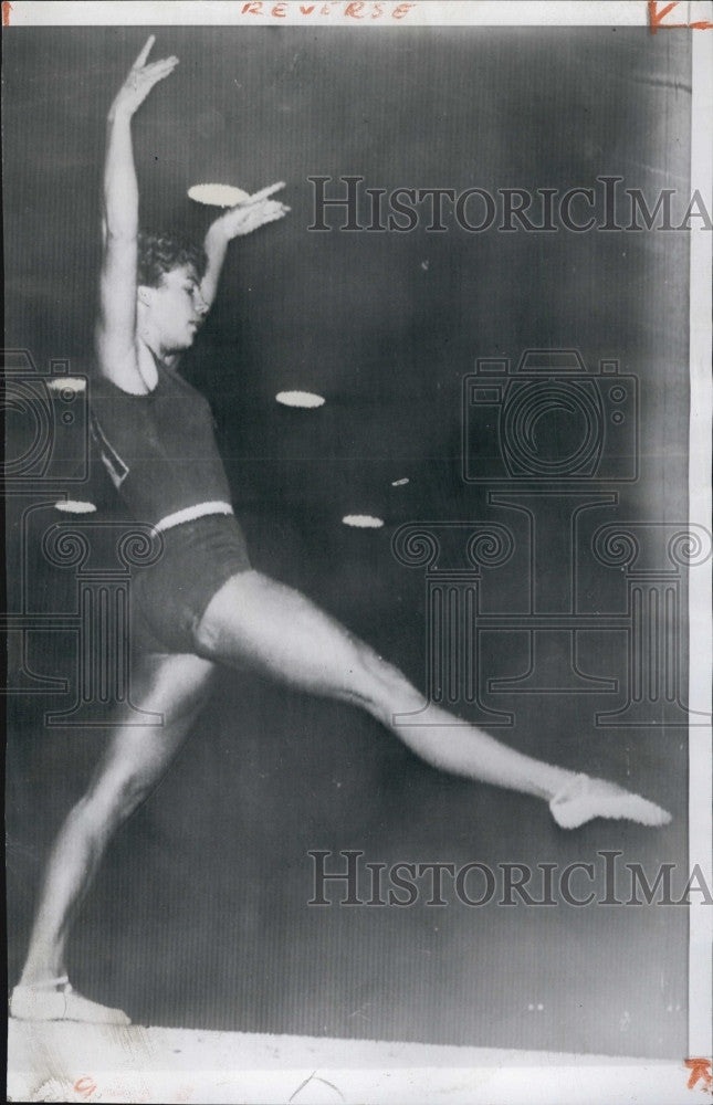 1956 Press Photo Varisa Latynina Russian Gymnast On Balance Beam Olympics - Historic Images