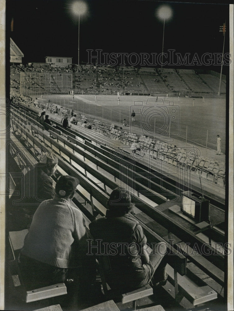 1974 Press Photo Baseball Fans In Denver Watch Football On TV - Historic Images