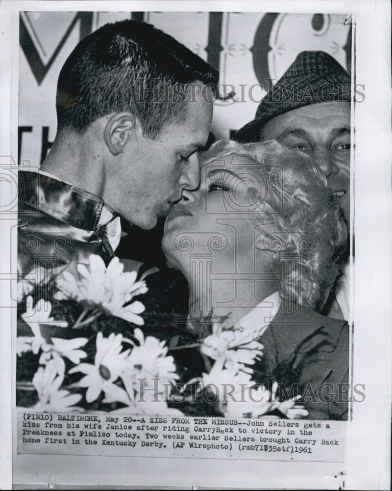 1961 Press Photo John Sellers and Wife, Janice after Winning Victory at Pimloco - Historic Images