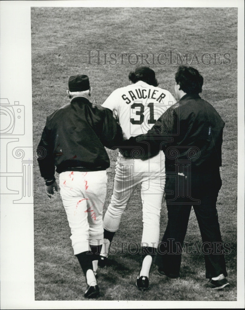 1981 Press Photo Tigers vs Rangers, Saucier helped from field - Historic Images