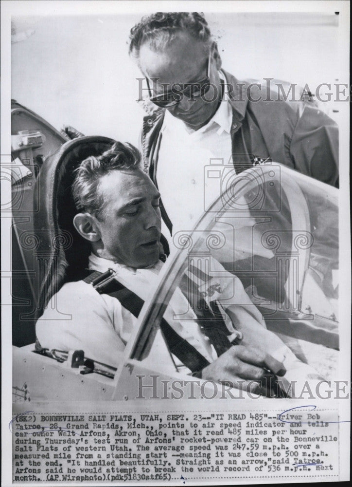 1965 Press Photo Bob Tatroe Reads Speedometer Rocket-Powered Car For Walt Afrons - Historic Images