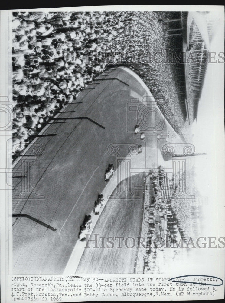 1969 Press Photo Mario Andretti Leads the Pack at the Indy-500 - Historic Images