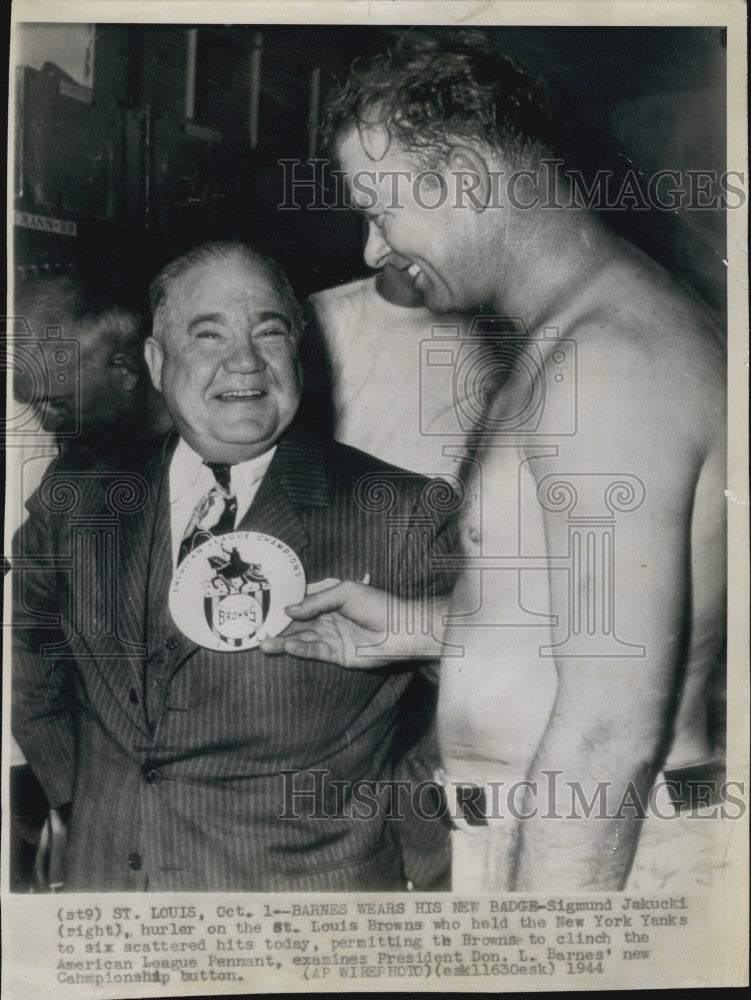 1944 Press Photo St Louis Brown's pitcher Sigmund Jakucki & Pres Don L. Barnes - Historic Images