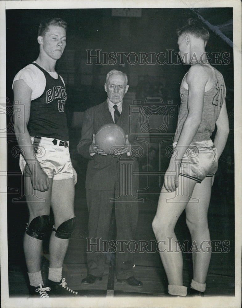 1944 Press Photo Ronald Andresen And William Baker Wait For Basketball Tip Off - Historic Images