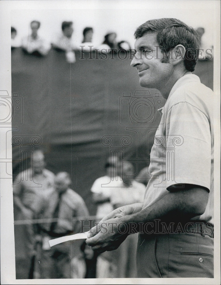 1972 Press Photo Golfer Bob Charles Examines Scorecard At Sutton Golf Tournament - Historic Images