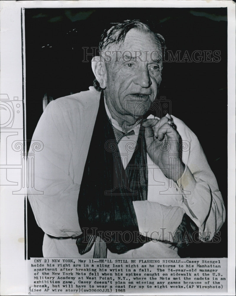 1965 Press Photo New York Mets Manager Casey Stengel holding right arm in sling - Historic Images