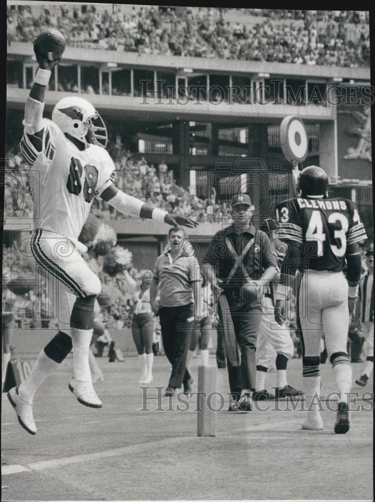 1977 Press Photo St. Louis Cardinal J.V. Cain Celebrates Catch At Bears Game - Historic Images