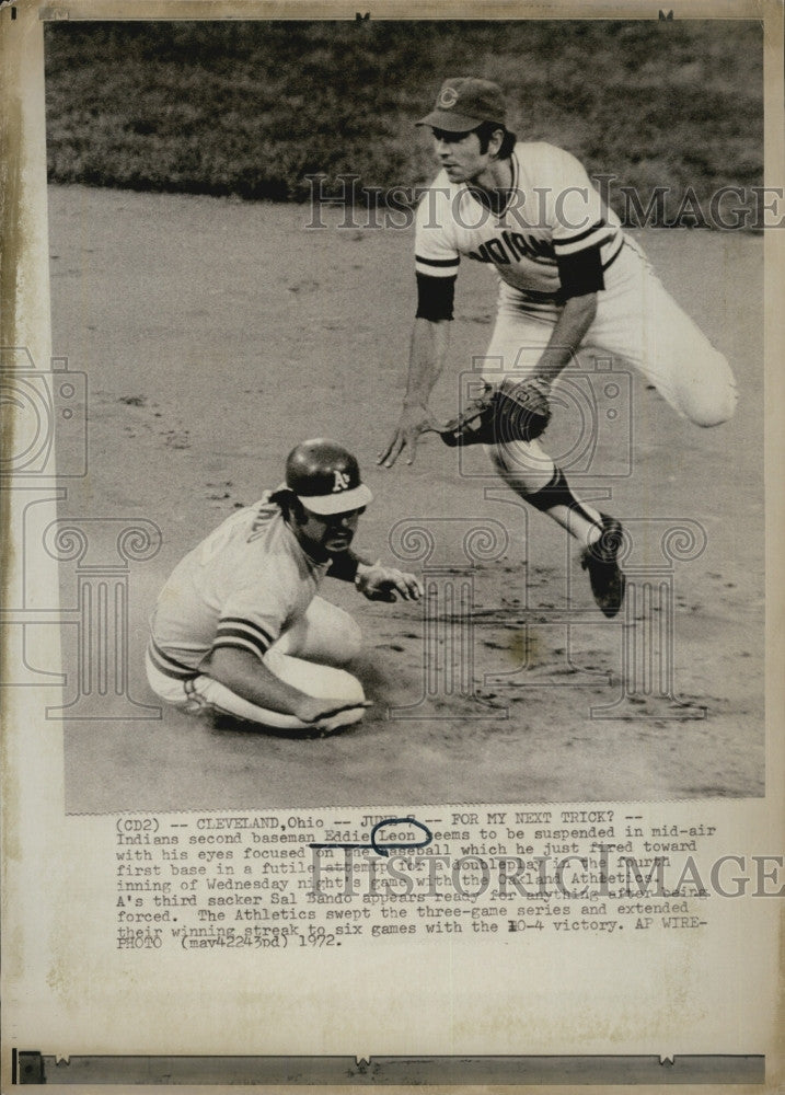 1972 Press Photo Eddie Leon Cleveland Indians Sal Bando Oakland A&#39;s Baseball - Historic Images