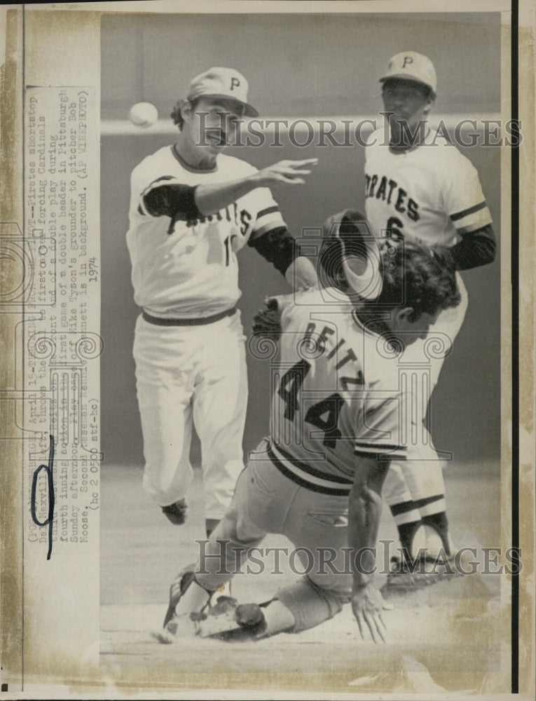 1974 Press Photo Pirates Dale Maxvill &amp; Cardinals Reitz - Historic Images