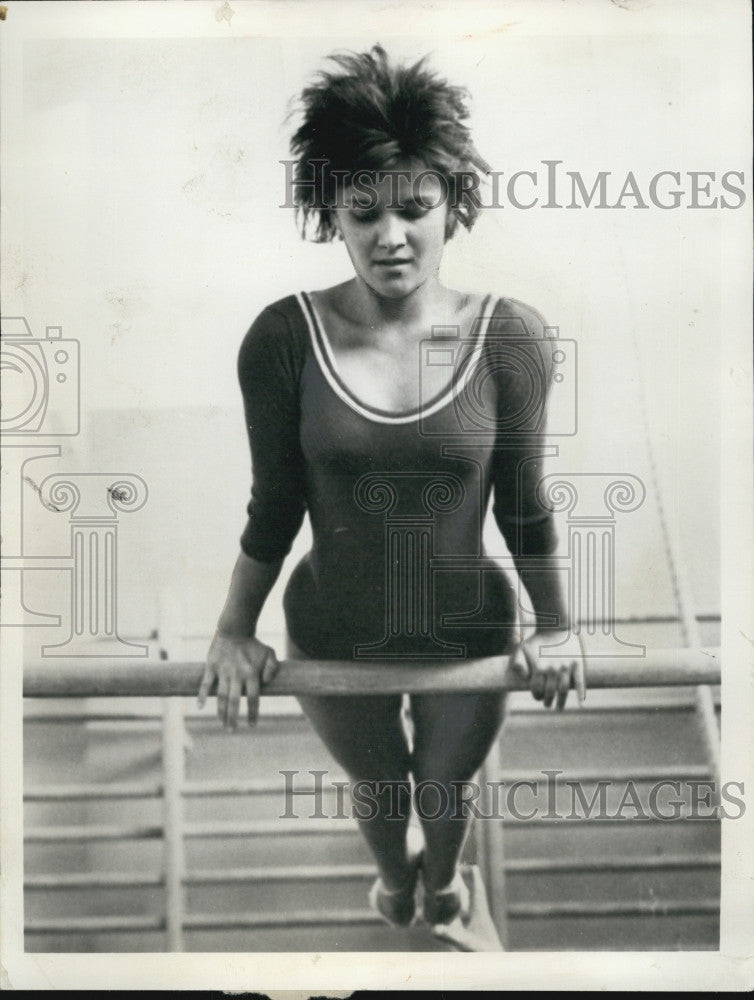 1963 Press Photo Russian gymnast  on the bars - Historic Images