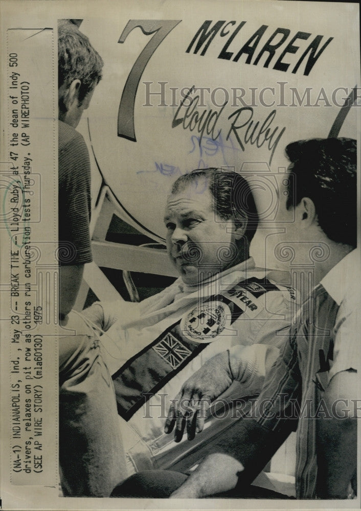 1975 Press Photo Lloyd Ruby Takes A Break During Indianapolis 500 Car Race - Historic Images
