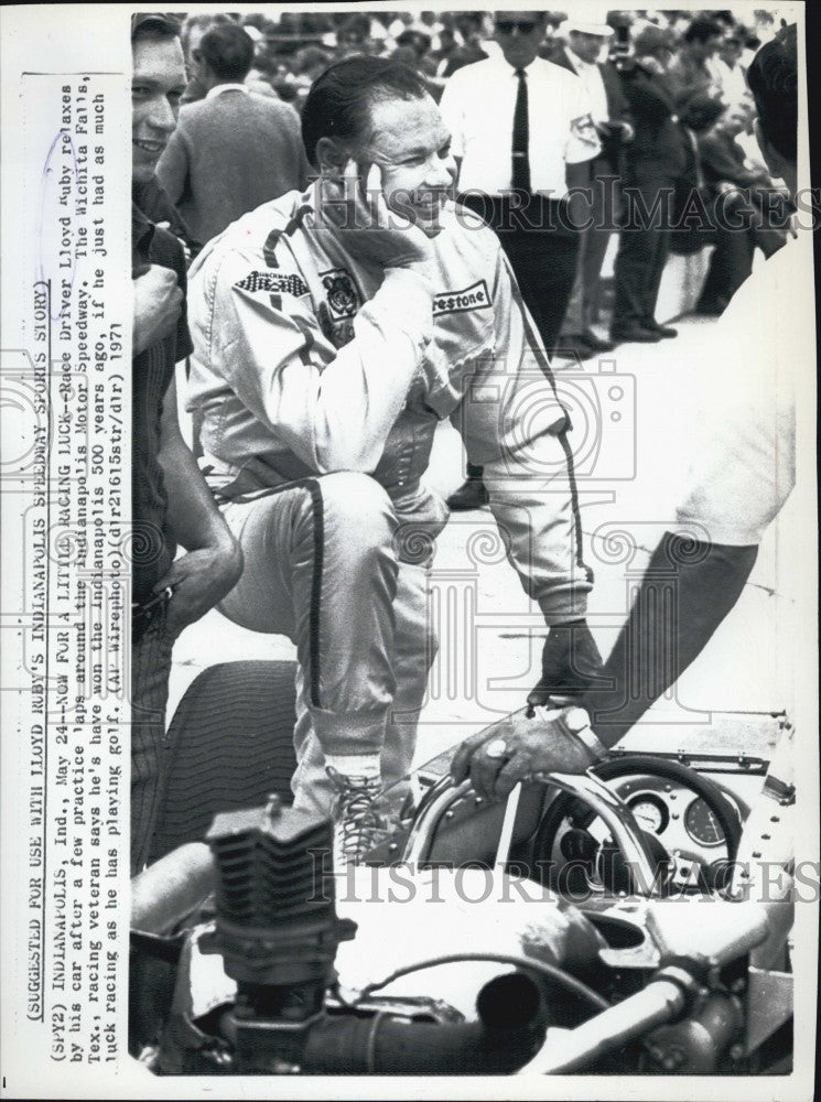 1971 Press Photo Race Driver Lloyd Ruby Relaxes At Indianapolis Motor Speedway - Historic Images