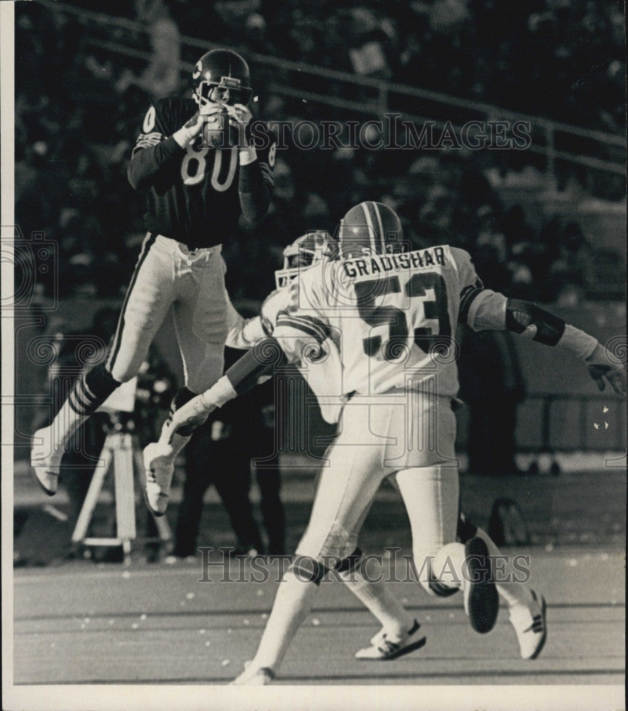 1981 Press Photo Bears Ricky Watts Grabs Pass Denvers Randy Gradishar Closes In - Historic Images