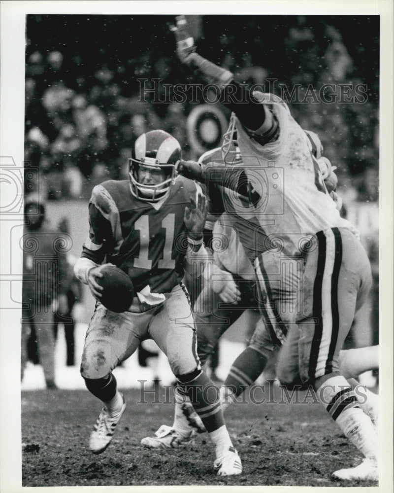 1977 Press Photo Rams Pat Haden Pulled Down By Browns Joe Jones - Historic Images