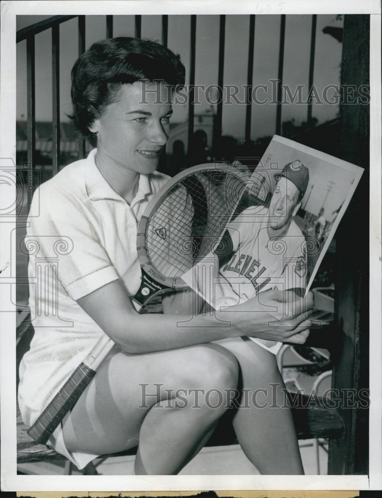 1955 Press Photo Nancy Chafee Kiner Looks At Picture Of Her Husband - Historic Images