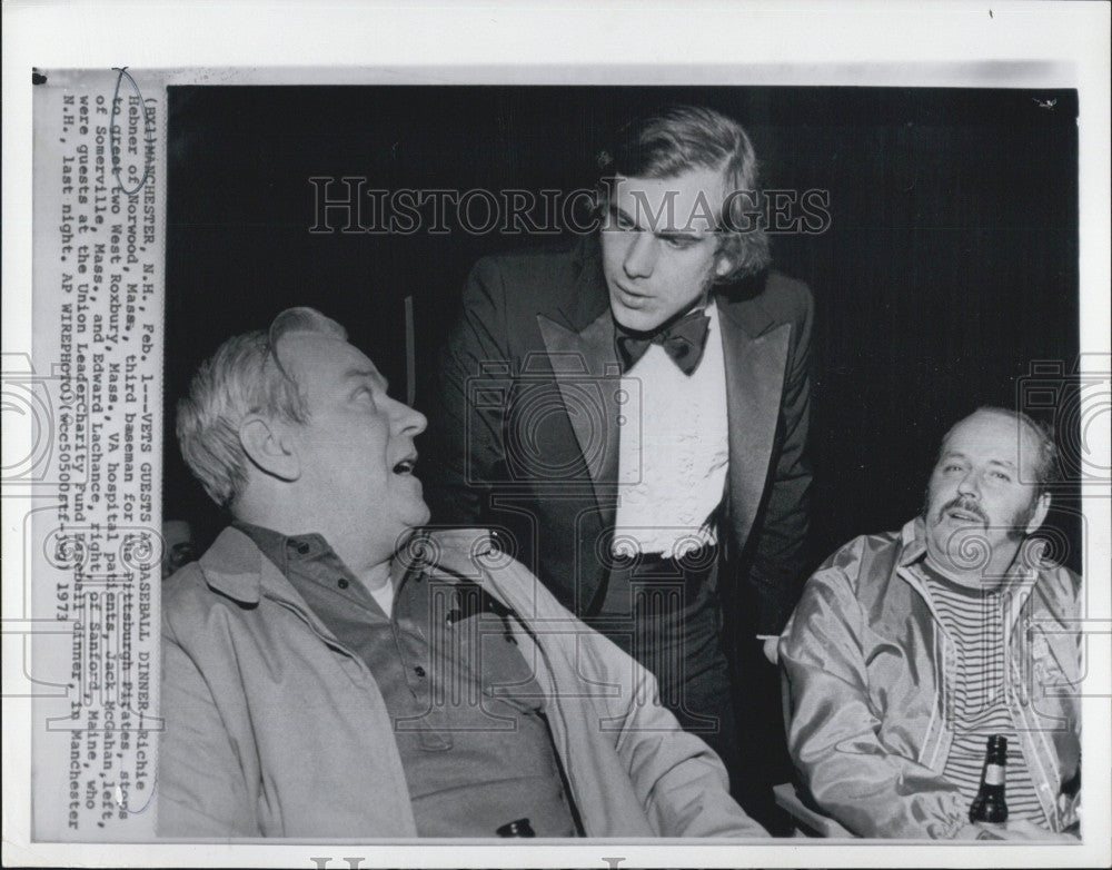 1973 Press Photo Pittsburg Pirates&#39; Richie Hebner and VA Hospital Patients - Historic Images