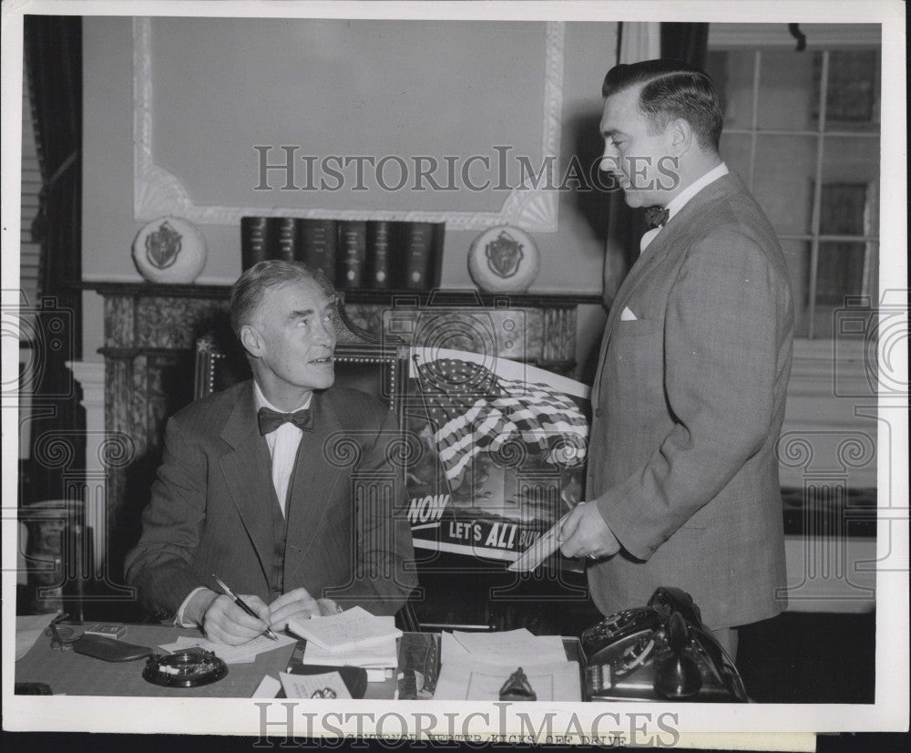 1955 Press Photo Gov. Herter Starts Payroll Savings Plan, Showing Kurtz Hanson - Historic Images