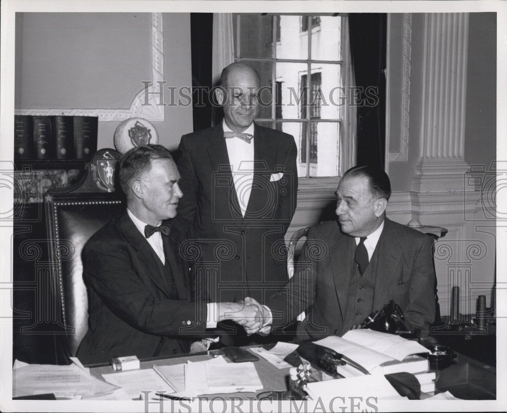 1955 Press Photo Gov Herter cogratulates W. Rea Long  with Charles W Gabriel - Historic Images