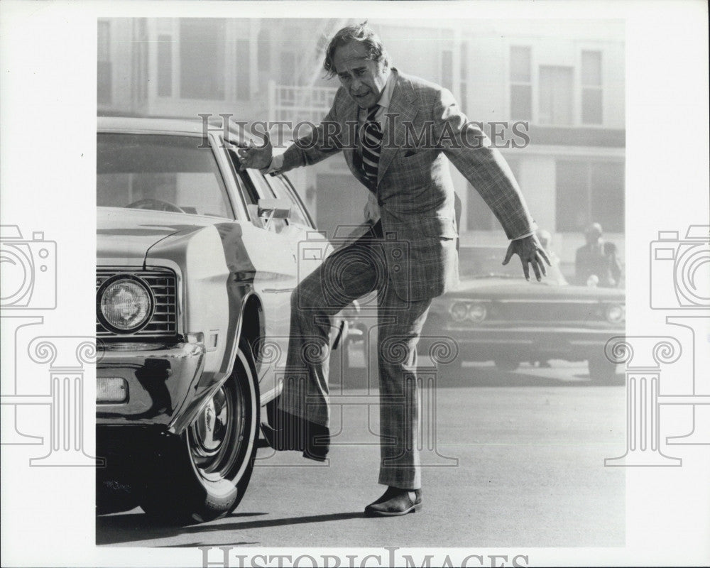 Press Photo Tire Kicking Actor Louis Nye &quot;National Auto Trouble Quiz&quot; - Historic Images