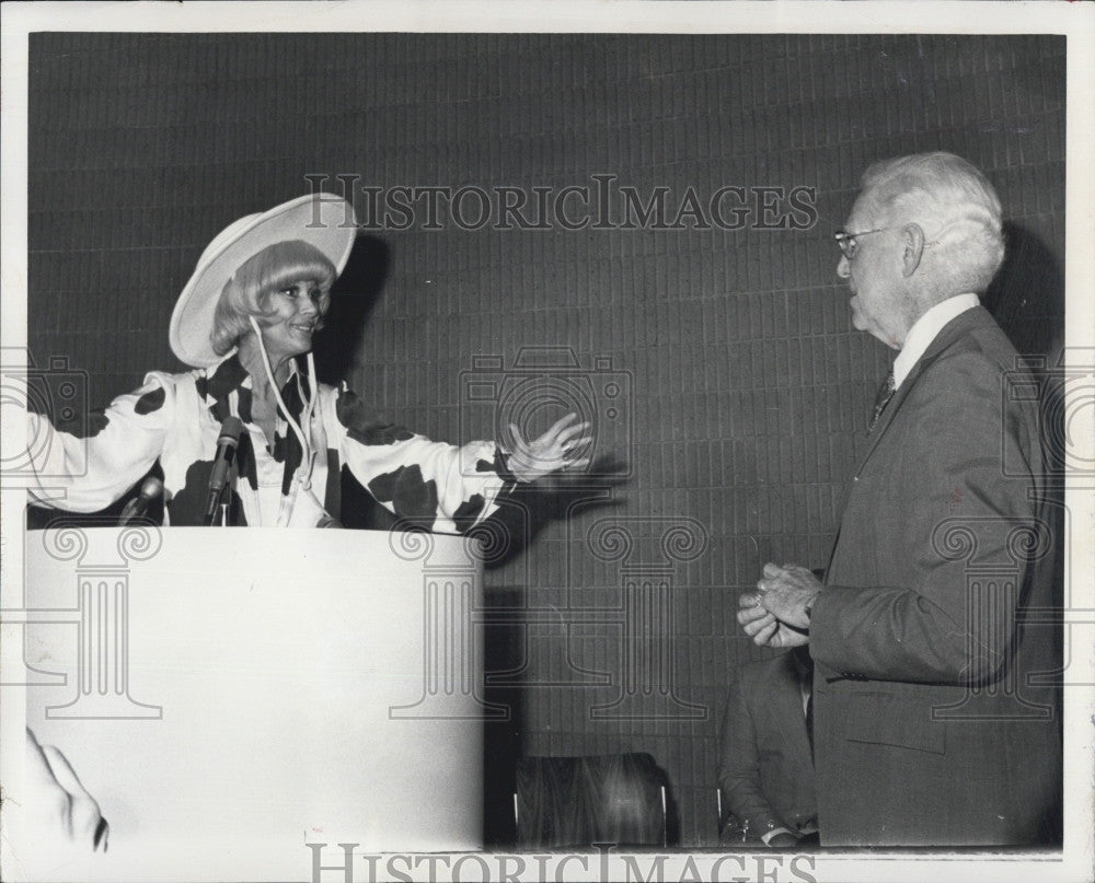 1977 Press Photo Carol Channing and Norton - Historic Images