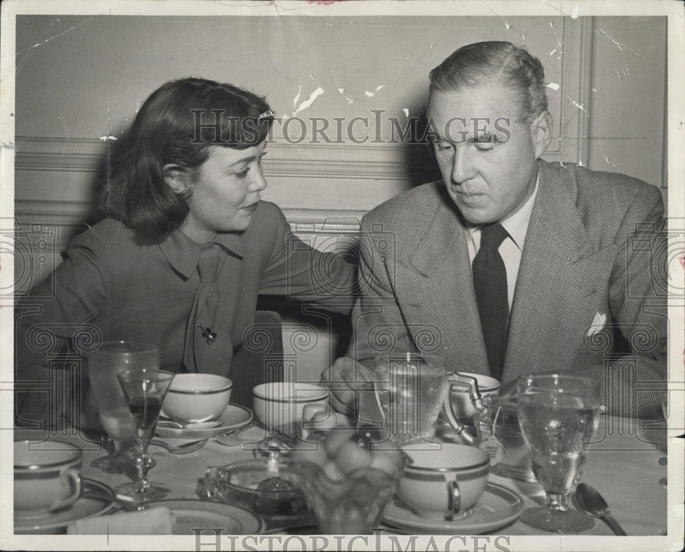 1957 Press Photo Jane Wyman and Elliot Norton, Actors - Historic Images