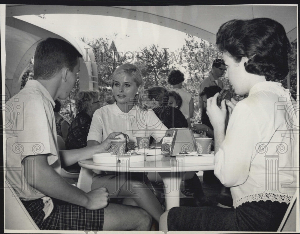 1964 Press Photo Tom Elias Betty Barnes And Susan Lautz - Historic Images