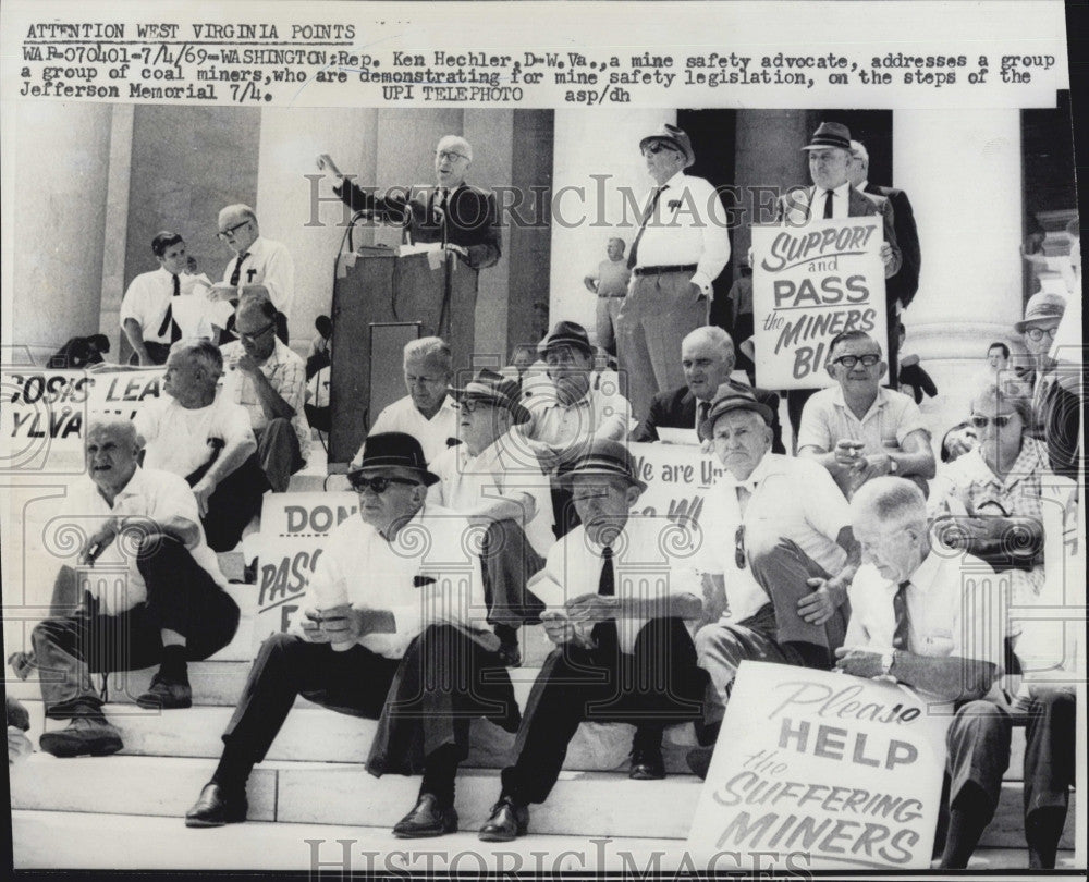 1969 Press Photo Ken Hechler Talks to Coal Miners at the Jefferson Memorial - Historic Images