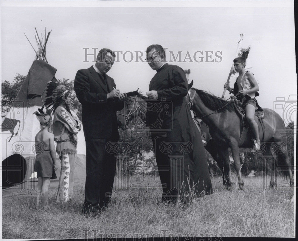 1965 Press Photo Reverend Edward Norton And Reverend Paul Connors - Historic Images