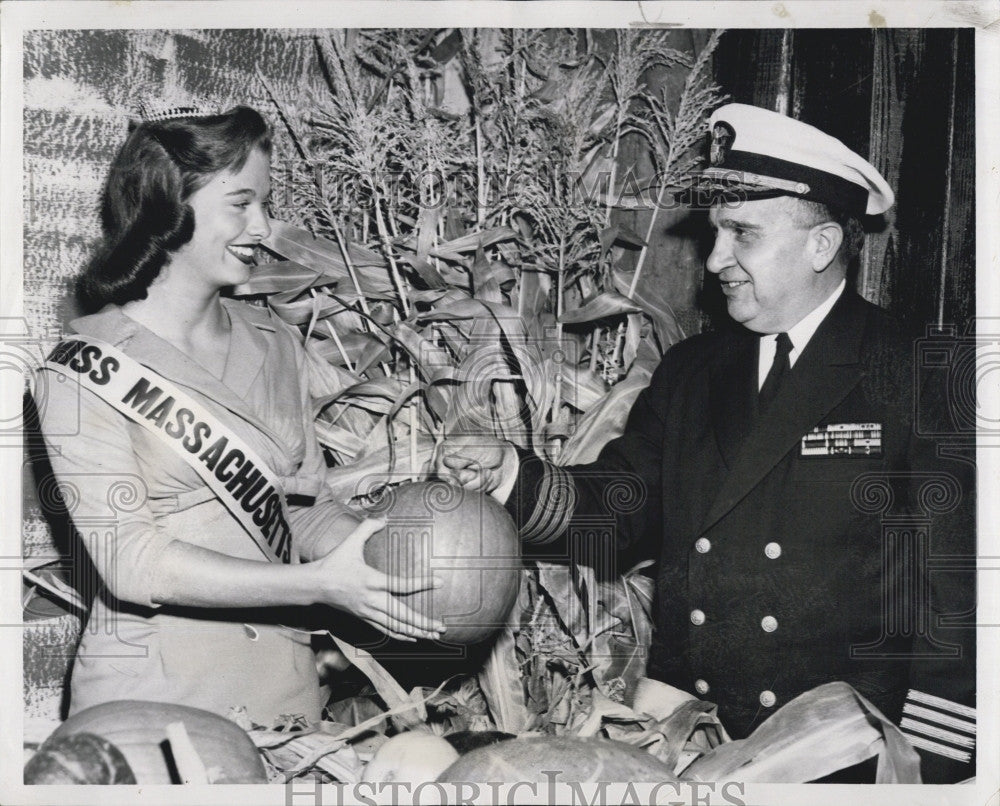 1958 Press Photo Patricia Nordling, Miss. Mass and Capt. Vincent Meola - Historic Images