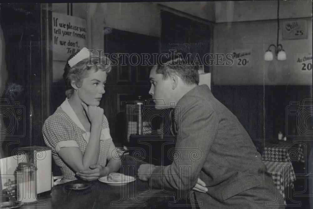 1957 Press Photo Sheree North &amp; Jeffrey Hunter in &quot;The Way to the Gold&quot; - Historic Images