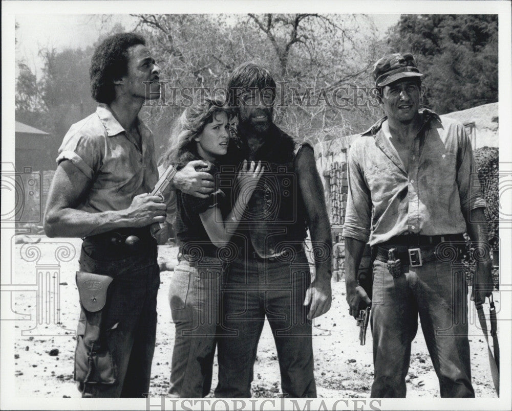 Press Photo Actor Chuck Norris & oyhers in a film - Historic Images