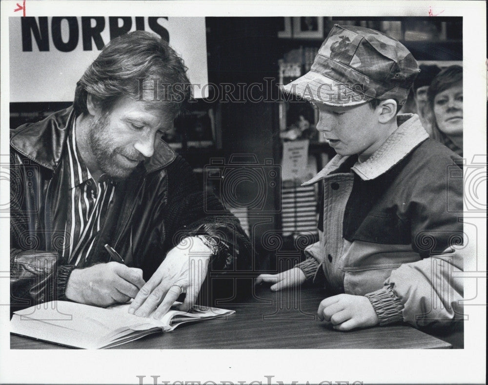 1988 Press Photo Actor Chuck Norris and a young fan - Historic Images