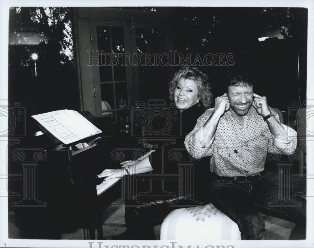 1988 Press Photo Actor Chuck Norris &amp; wife Dianne - Historic Images