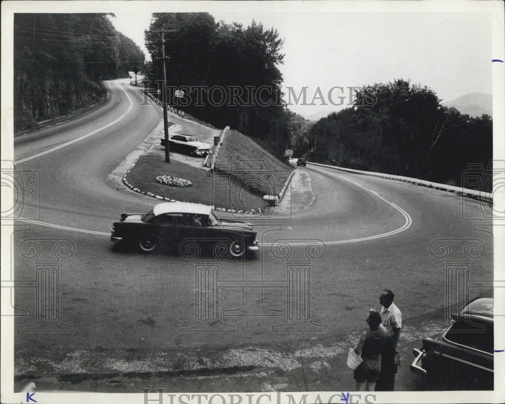 Press Photo Cars Take Steep Turn on the Harpin Curve - Historic Images