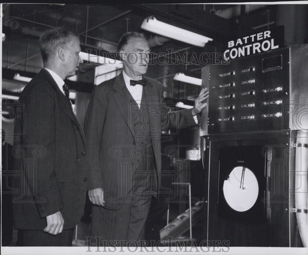 1956 Press Photo Gov. Herter at Gorton&#39;s Seafood Center - Historic Images