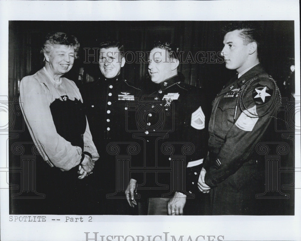 1973 Press Photo Mrs Eleanor Roosevelt &amp; soldier Herbert &amp; others - Historic Images