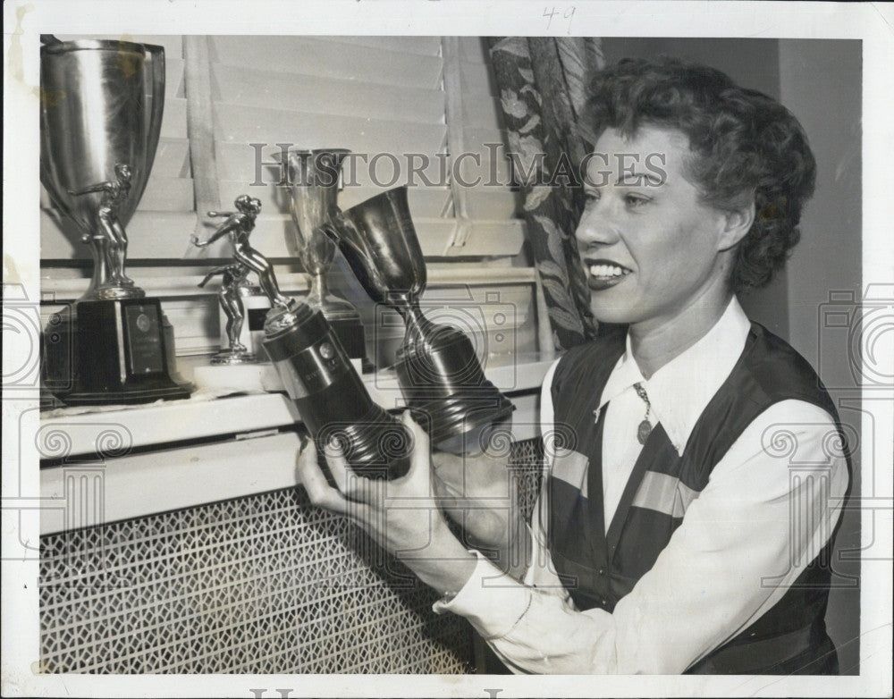 1952 Press Photo Swimming and Diving Trophies for Hazel Barr - Historic Images