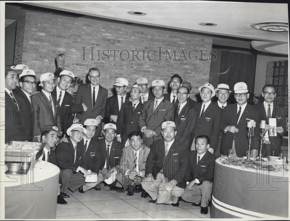 1966 Press Photo Fort Worth Tx Mayor Willard Barrwith 40 Japanese Bowlers - Historic Images