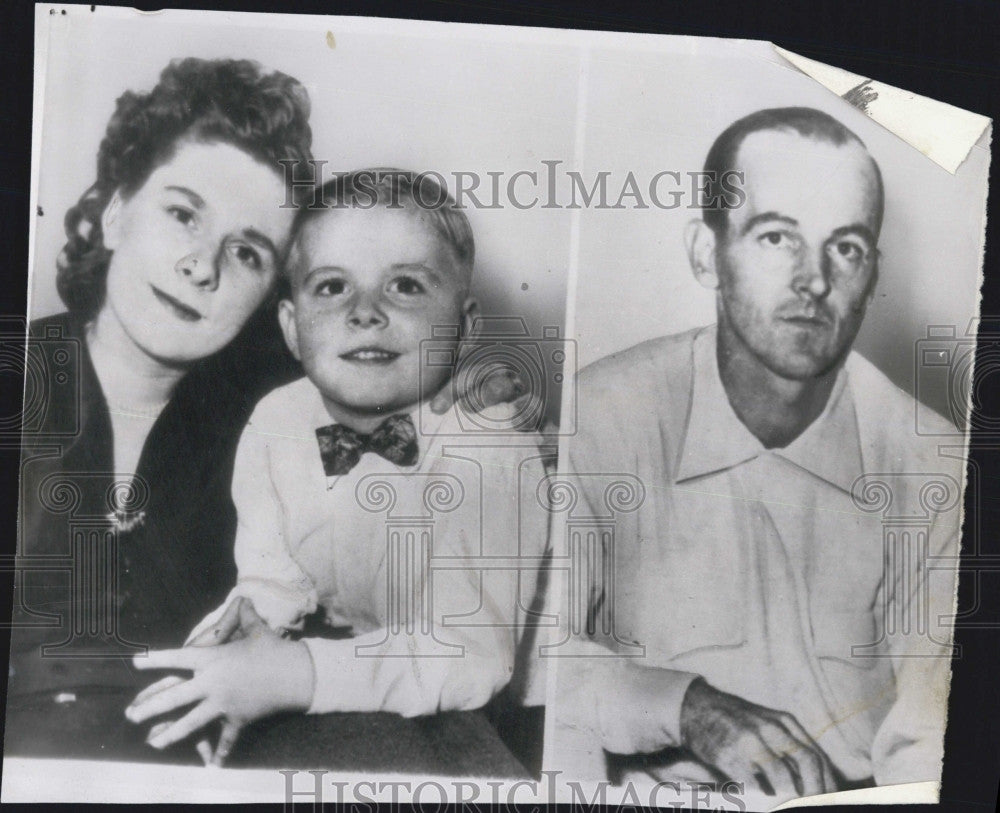 1954 Press Photo Jimmy Hillers with mother and his father Mr. Harry Hillers - Historic Images