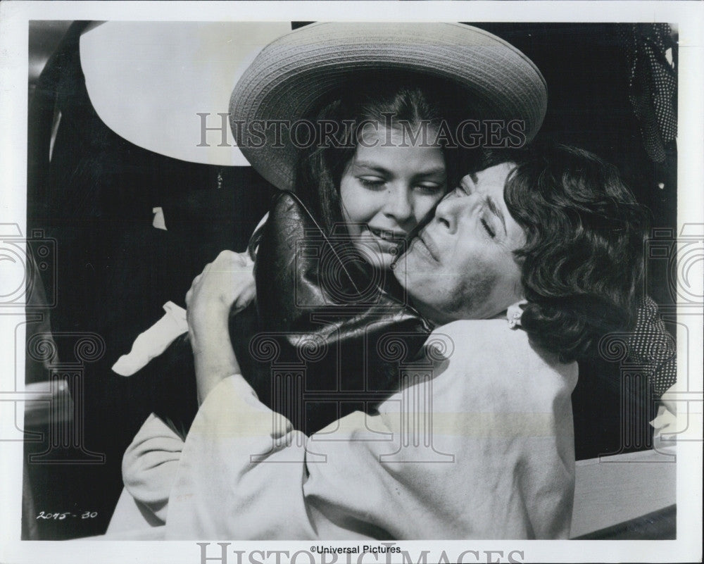 1975 Press Photo Anne Bancroft and Deanna Martin in the movie &quot;The Hindenburg&quot; - Historic Images