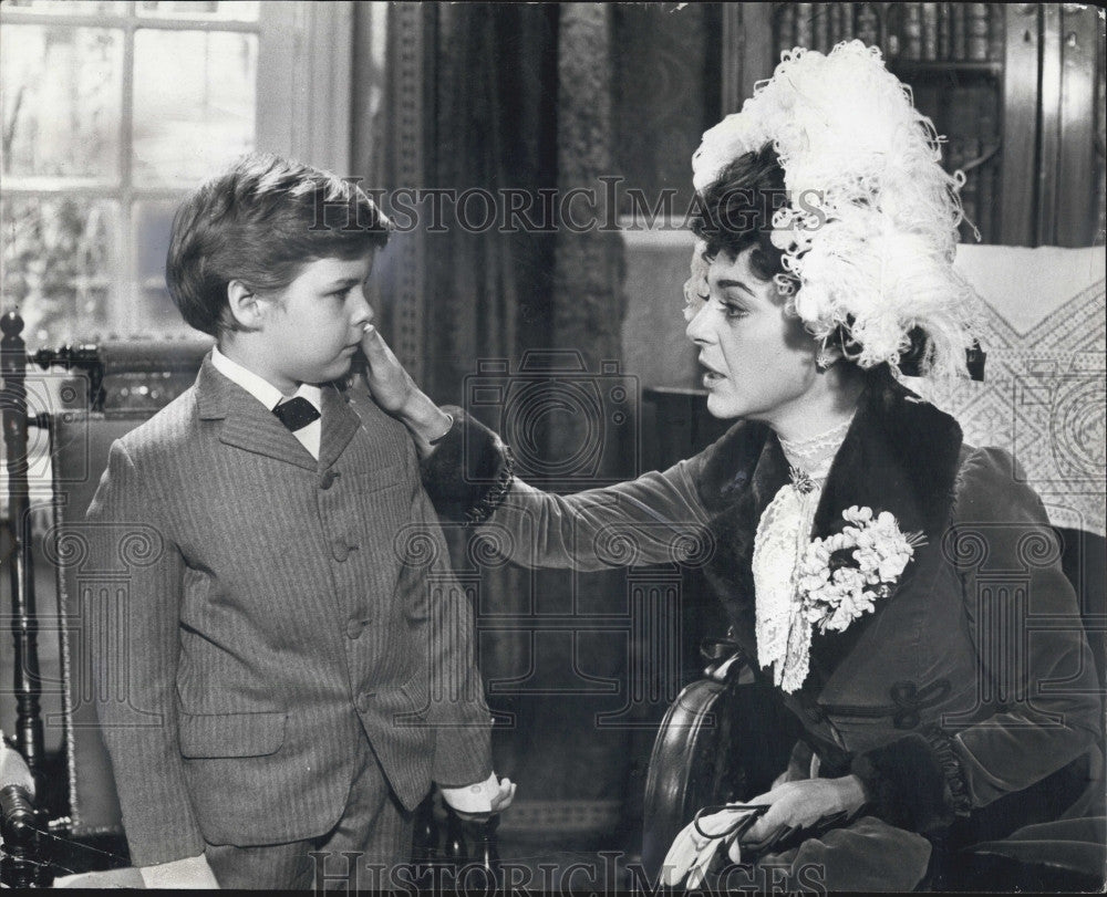 1972 Press Photo Anne Bancroft and Russell Lewis in the movie &quot;Young Winston&quot; - Historic Images