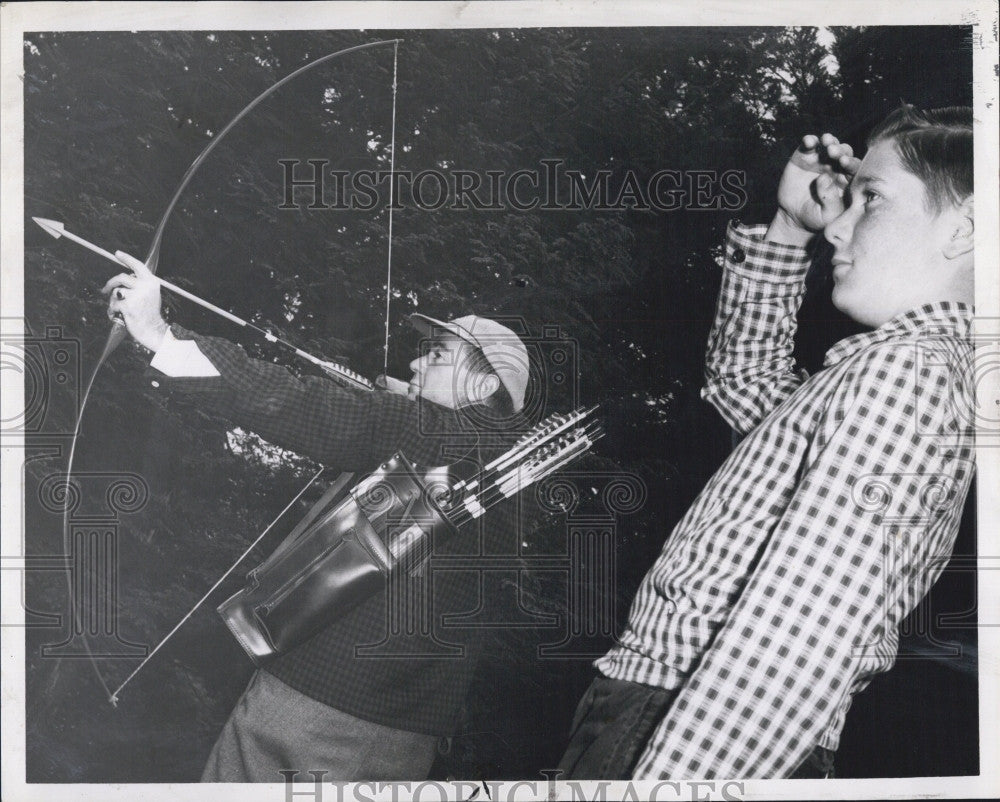 1959 Press Photo James Burt and son Jimmy at archery - Historic Images